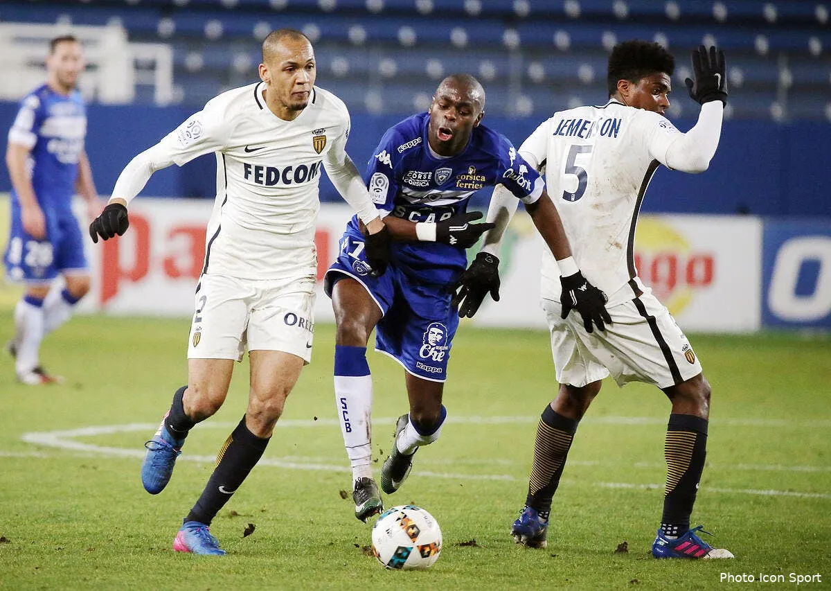 asm pendant qu il est a manchester fabinho parle de son avenir iconsport dum 180217 24 17171432