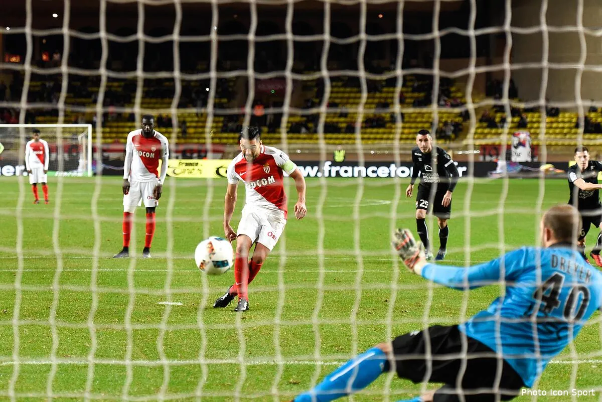 asm vasilyev admet un penalty bidon mais par pur hasard iconsport zua 211216 02 09165126