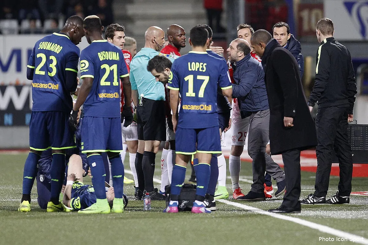 asnl correa en furie contre l arbitre et pas que pour son expulsion iconsport mrv 110317 02 02173478