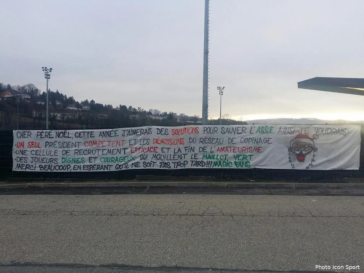 asse les ultras se servent du pere noel pour cogner dr0jegnx4aalaap204477