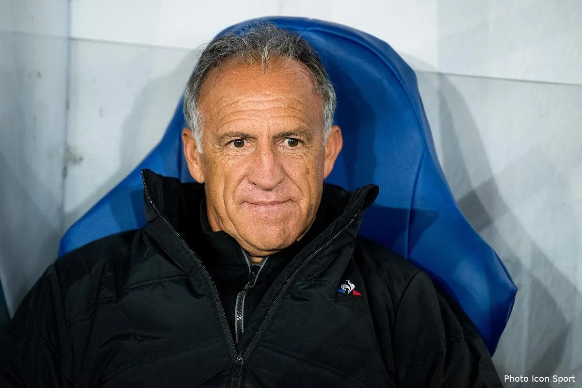 asse printant sur le banc des verts pour saint etienne metz icon belgaimage 155698451265251