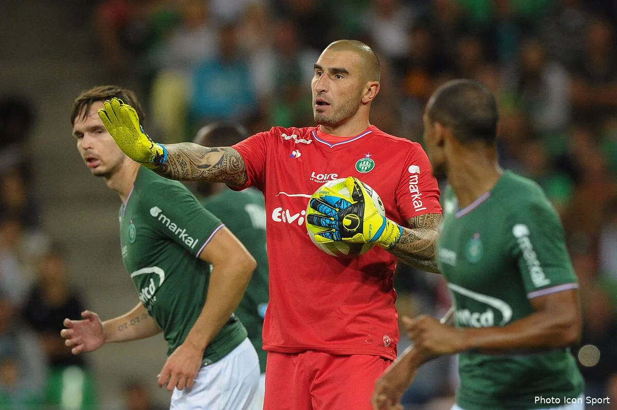 asse ruffier elu joueur de la saison par les supporters de l asse iconsport icon fer 190817 10 105219085