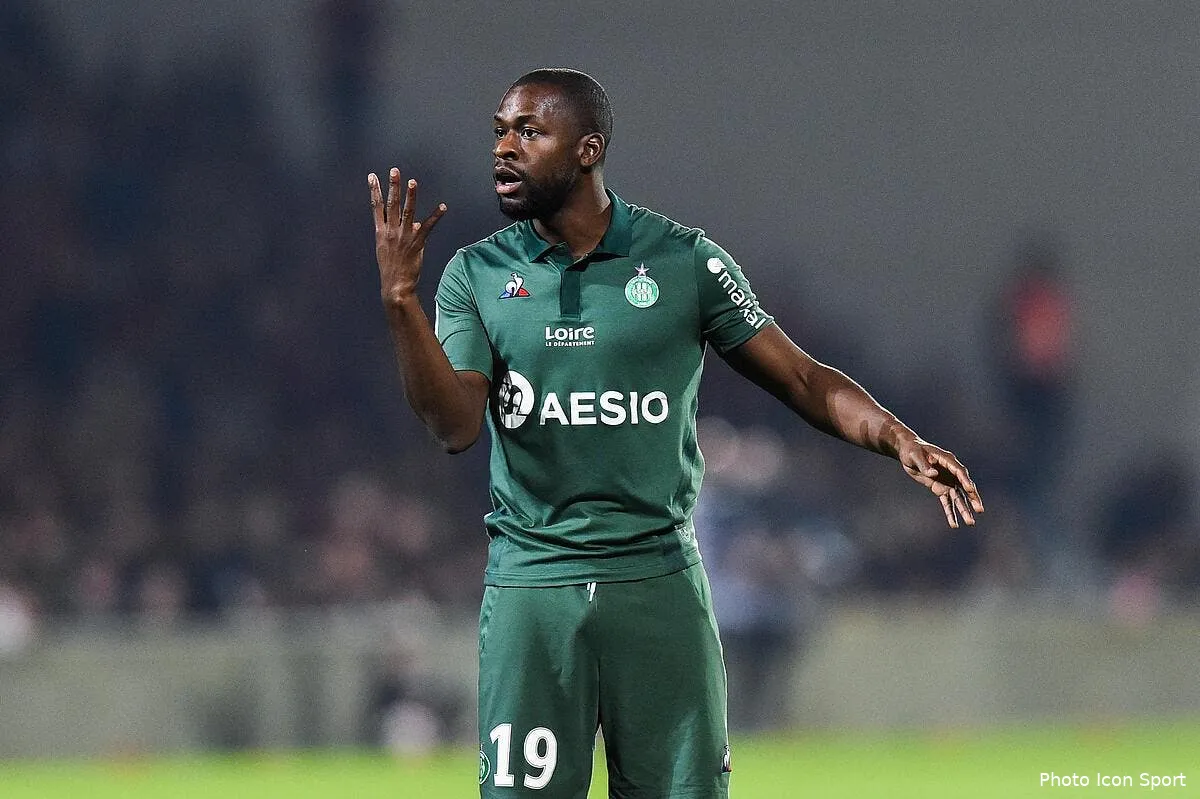 asse salibur n ose pas allumer l arbitre mais reclame penalty iconsport icon dim 261018 08 03237069