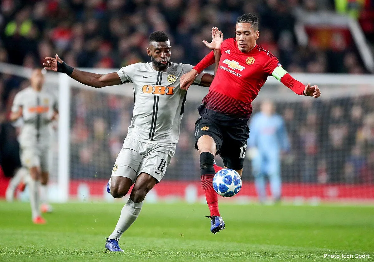 asse un buteur au pied du sapin a noel puel insiste icon 39919043272349