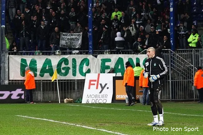 aucune plainte et des violences entre les ultras de l ol et des magic fans des ultras de l ol ont vole une partie de la bache des magic fans 91 iconsport con 020213 05 51 5491755009