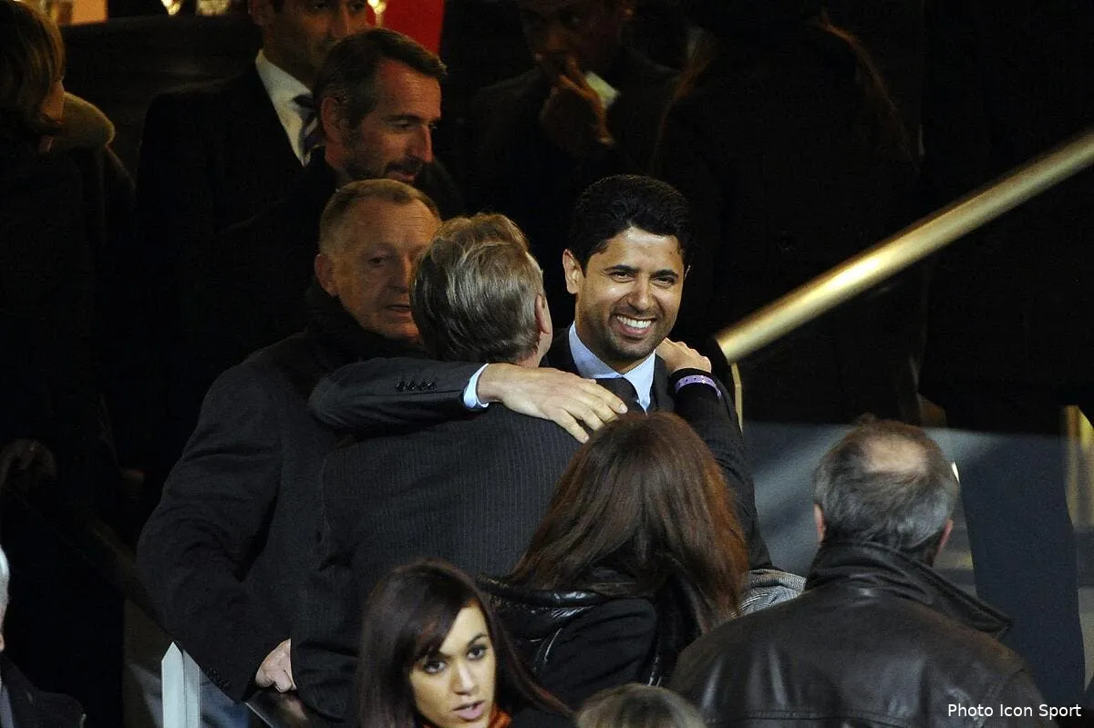 aulas sort son echarpe de supporter du psg iconsport por 250212 04 1653335