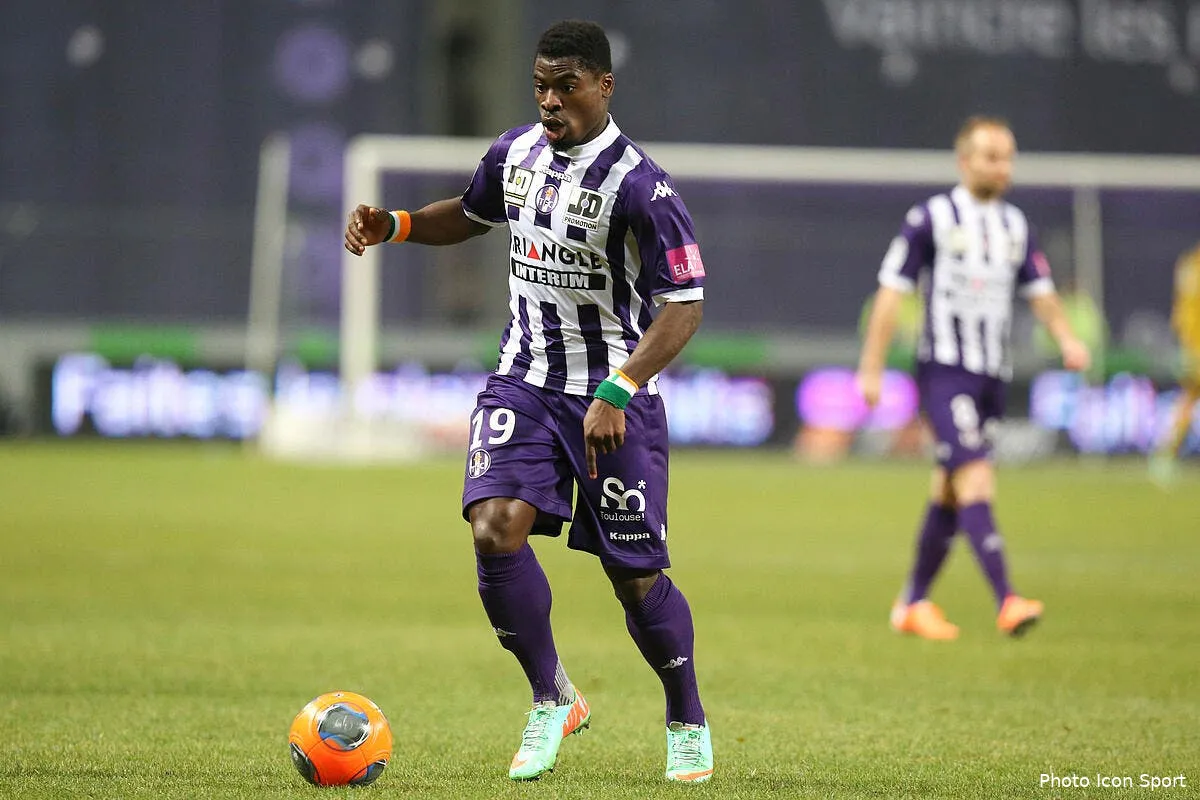 aurier au psg drogba applaudit iconsport blo 211213 52 1687887