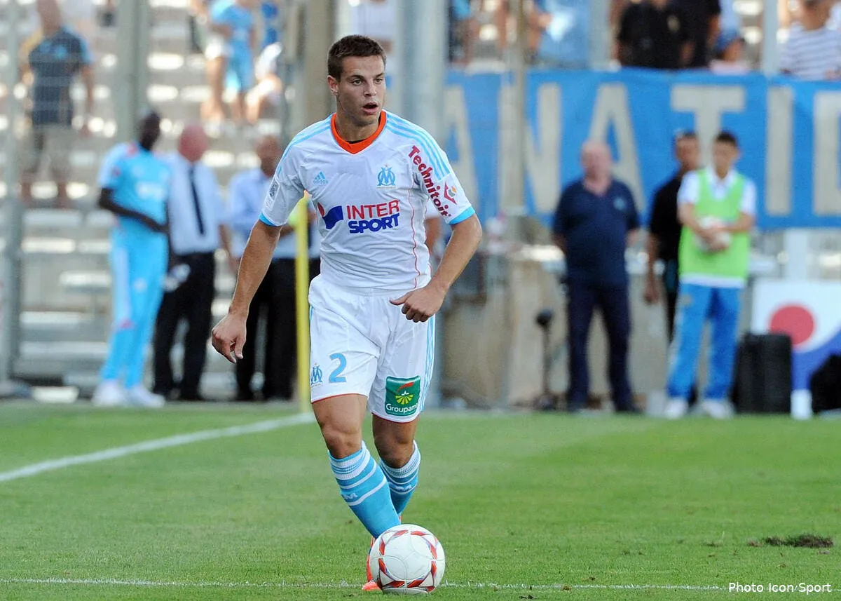 azpilicueta quitte l om et signe pour cinq ans a chelsea iconsport gas 190812 44 5438902