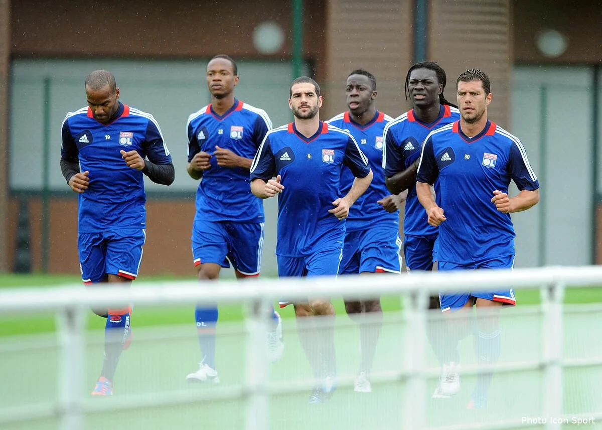 bafe gomis heureux de faire sa route a l ol avec la 2cv vercoutre iconsport jpt 020712 41 1944925