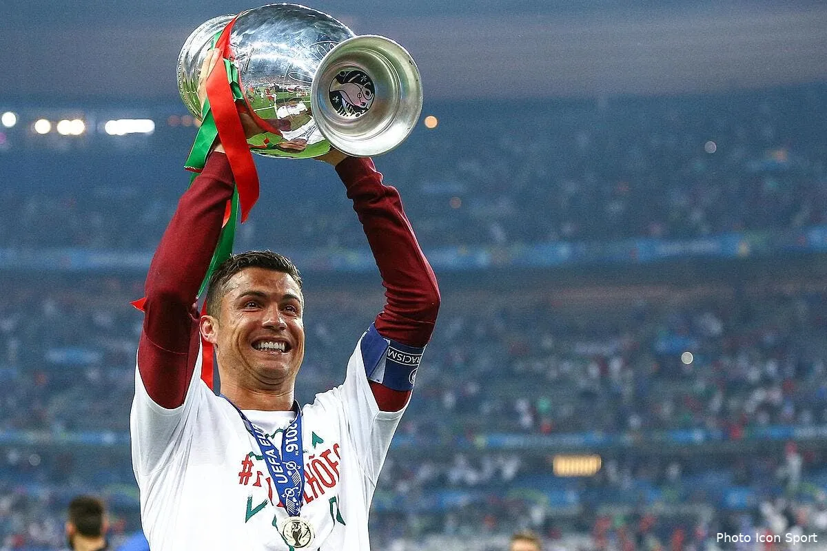 ballon d or drogba renvoie cristiano ronaldo sur le trone iconsport bpi 100716 102 09149454