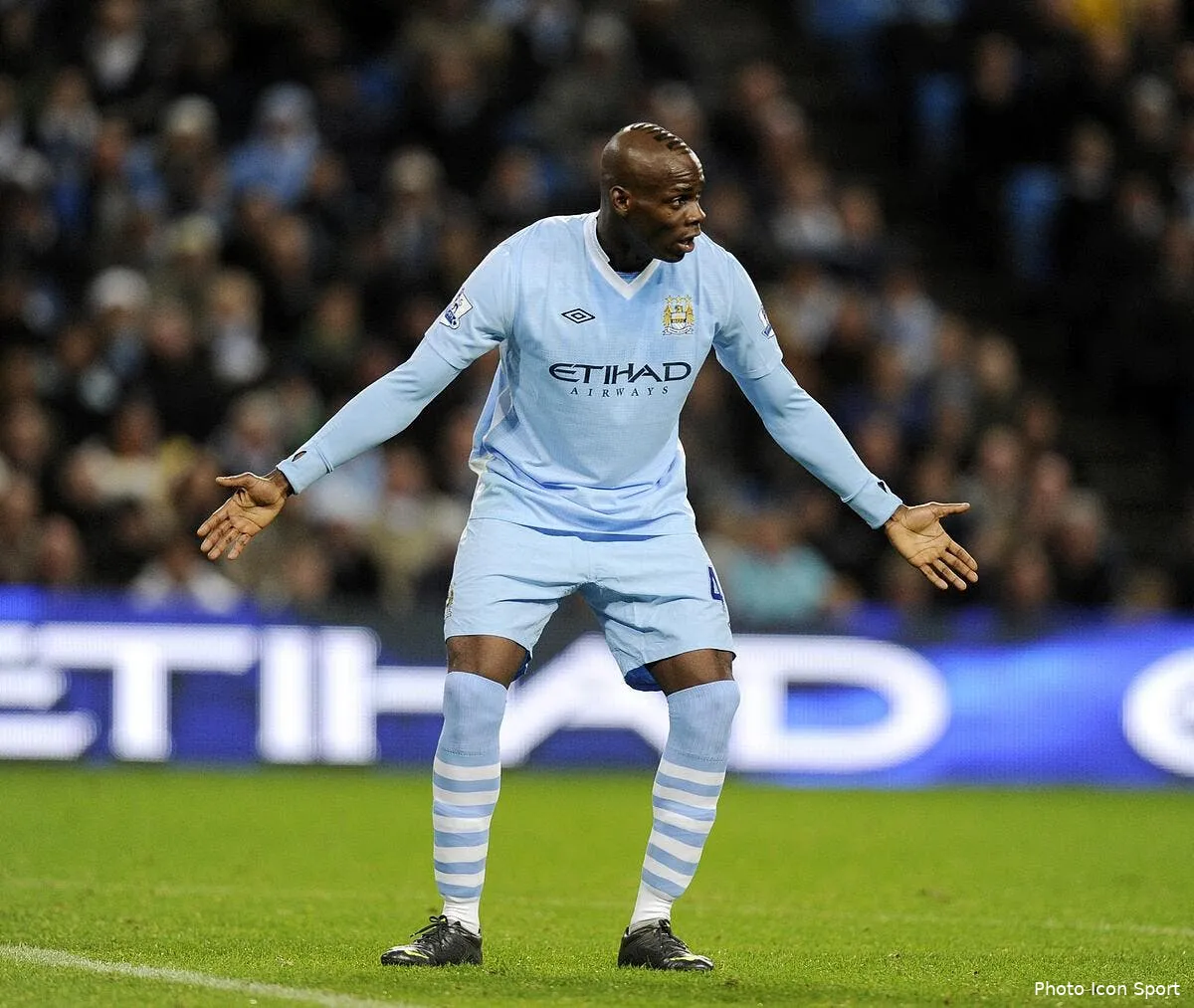 balotelli pense etre un elu de dieu sur la planete football iconsport spi 211211 01 0835603