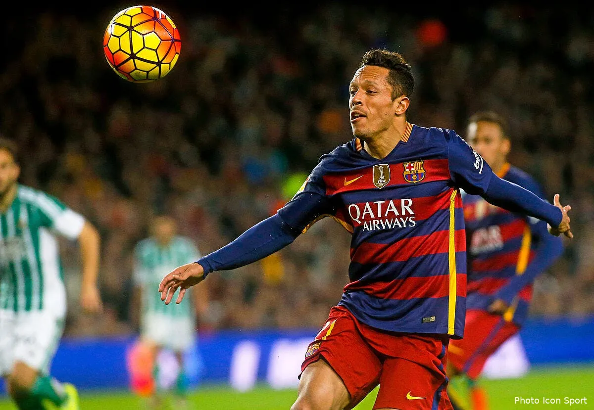barca adriano prolonge jusqu en 2017 iconsport mar 301215 08 02136900