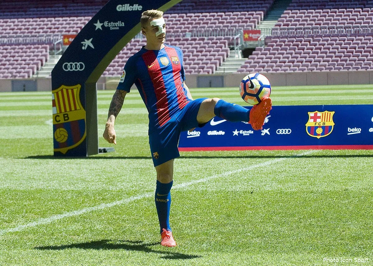 barca digne se voit pousser jordi alba sur le banc digne 11148996