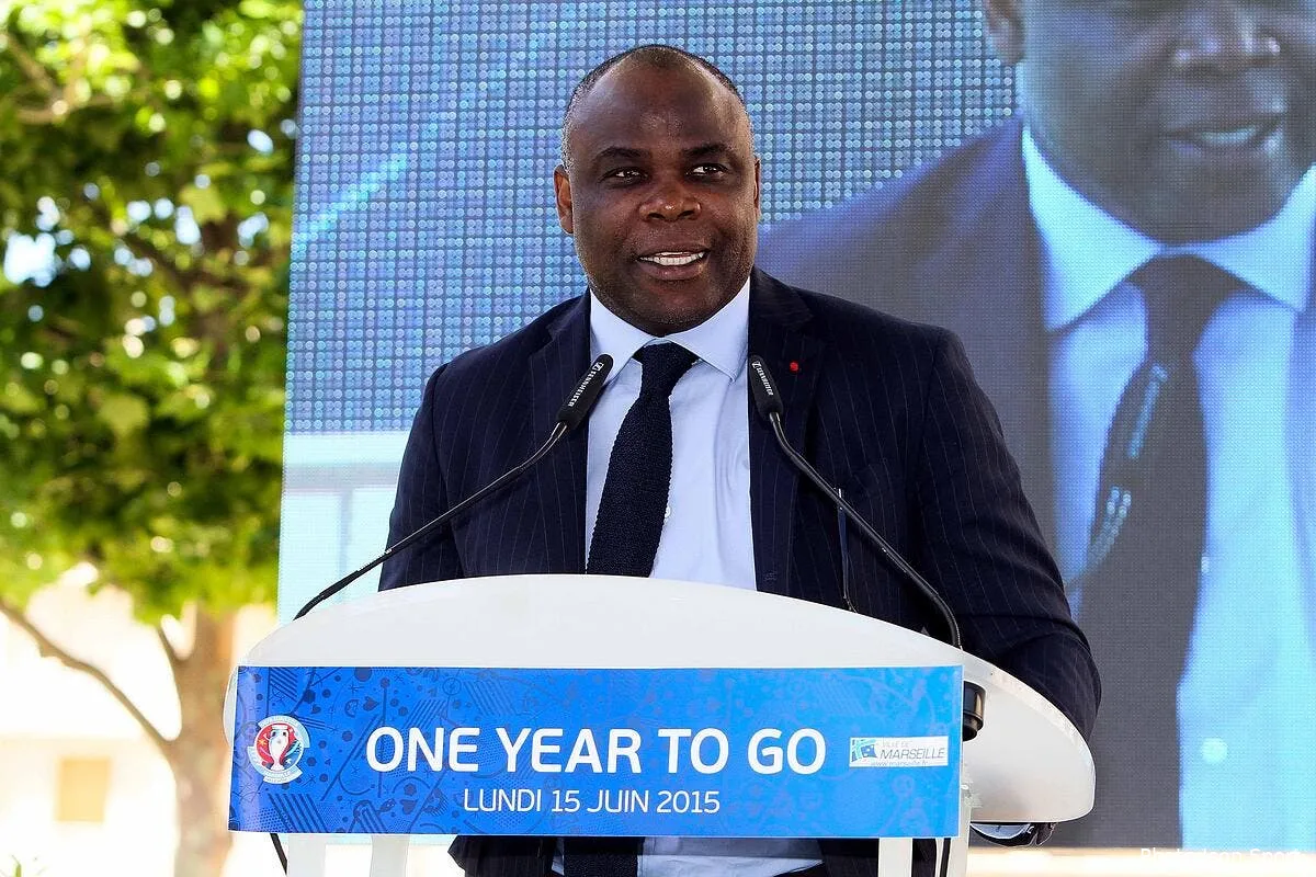 basile boli tente de calmer les supporters de l om iconsport vis 150615 08 26123593