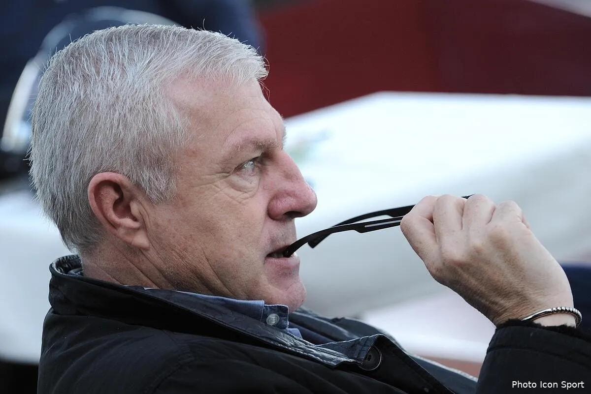 bernard lacombe se fait tacler par luis fernandez iconsport vis 130514 08 1493309