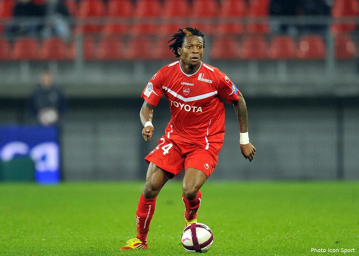 bong nouvelle cible de l ol en defense iconsport noe 101211 571 1729645