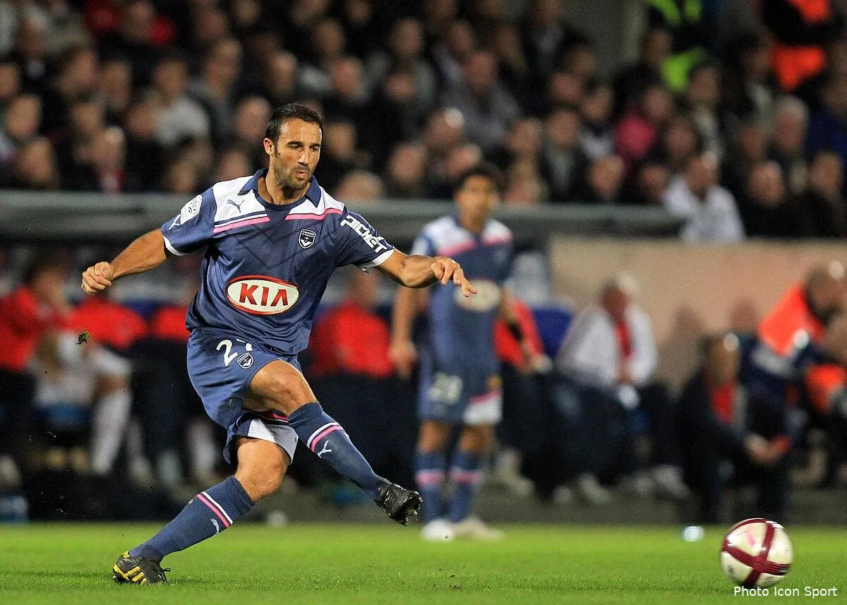 bordeaux joue au foot avec une boule de feu iconsport blo 061111 36 6527747