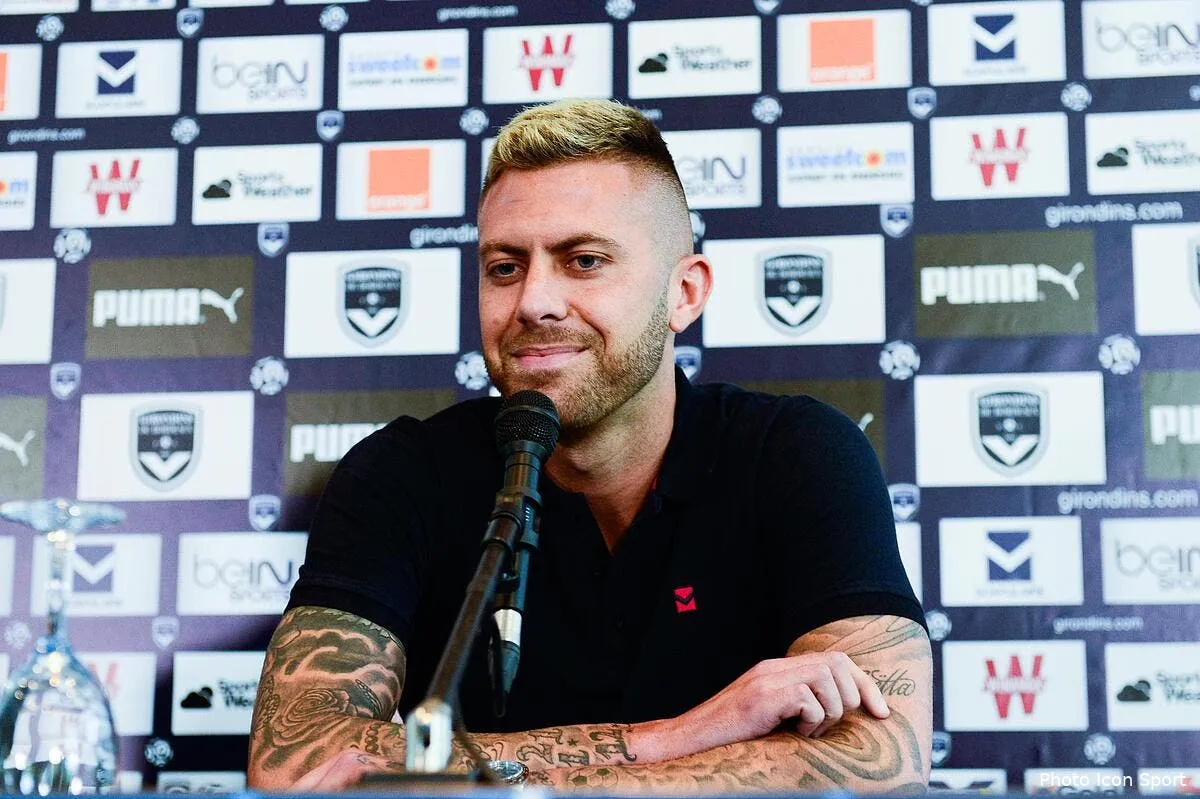 bordeaux menez le joueur a l oreille coupe aura un casque contre l asse iconsport blu 010816 93 21151108