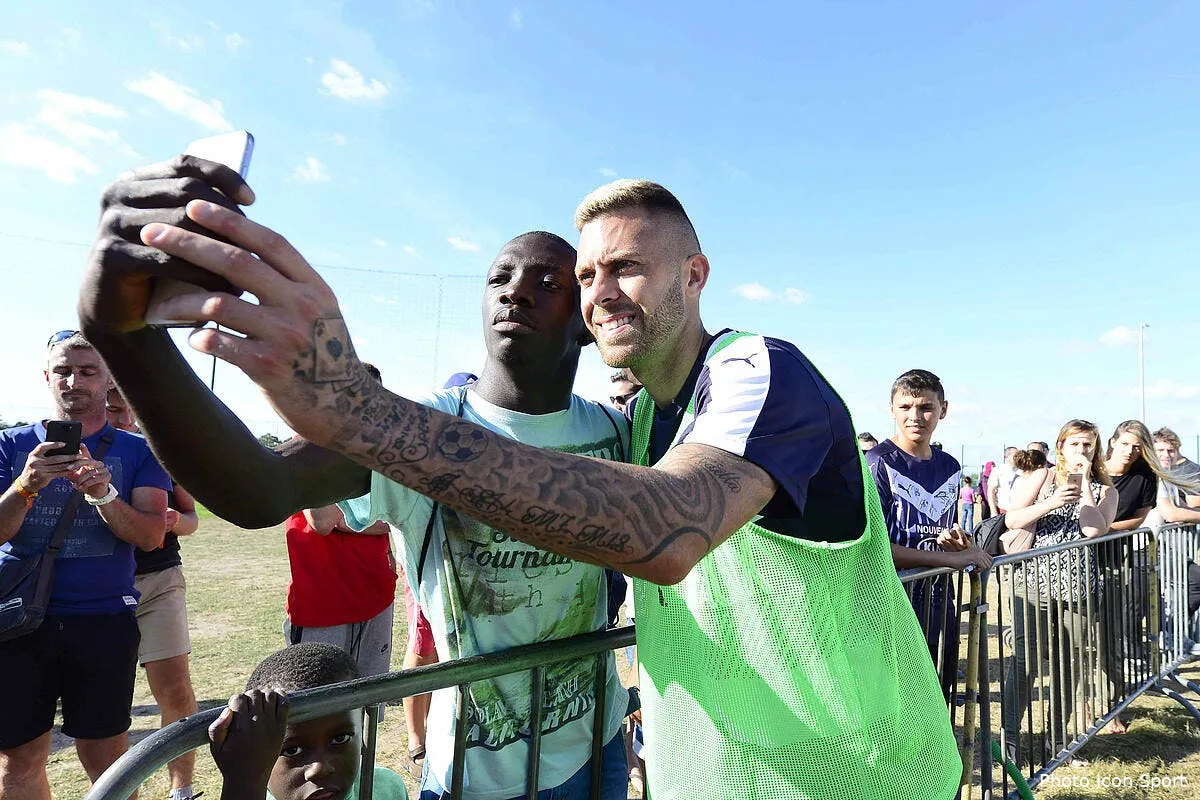 bordeaux oreille coupee pour menez une operation envisagee iconsport blu 010816 83 11150742