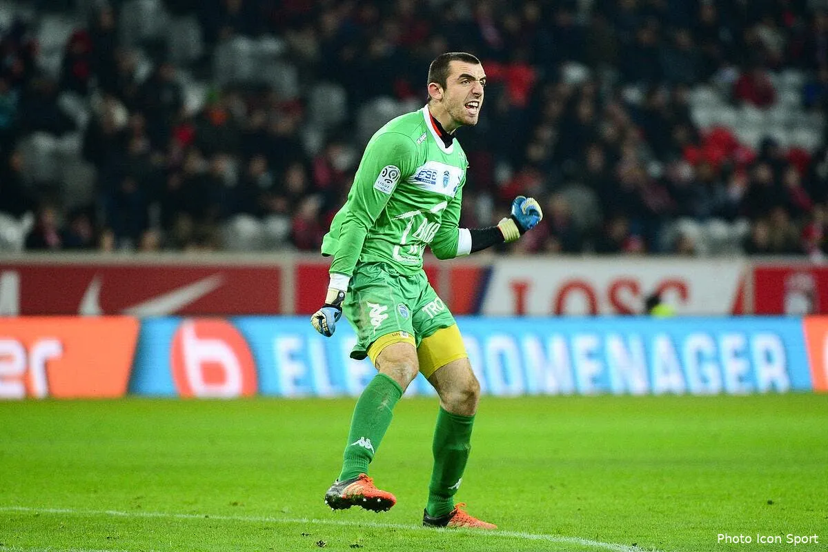 bordeaux va chercher le remplacant de carrasso a troyes bernardoni131965