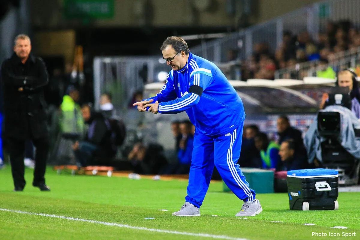 bravo fait la lecon a bielsa sur le jeu de l om iconsport guy 090115 02 04102141