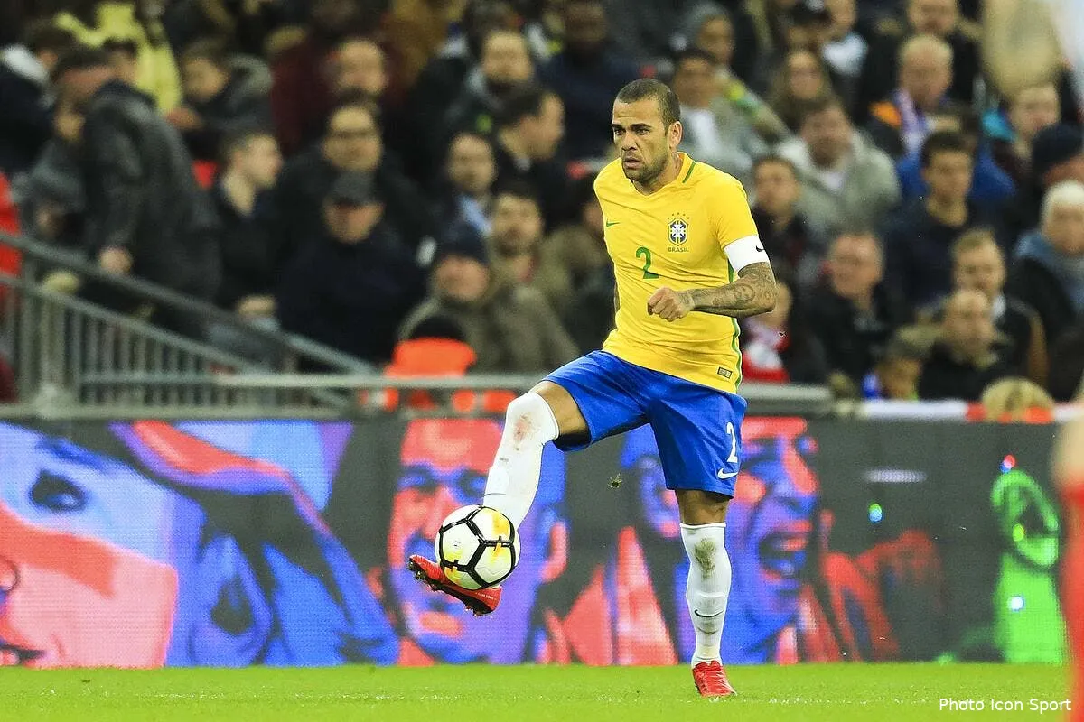 bresil dani alves fait son retour en selecao dani alves 13246357