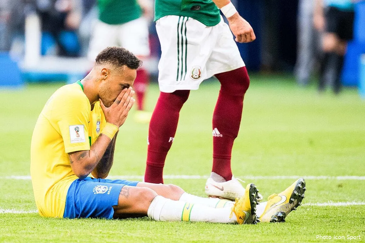 bresil le chrono confirme neymar adore se rouler par terre neymar 64223885