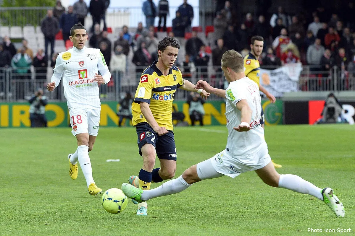 brest garde la tete haute pendant que le navire coule iconsport por 110513 05 0156855