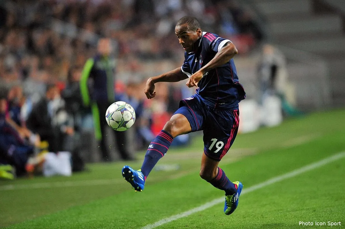 briand ne se prend pas la tete avec les sifflets de gerland iconsport win 140911 081 6324917