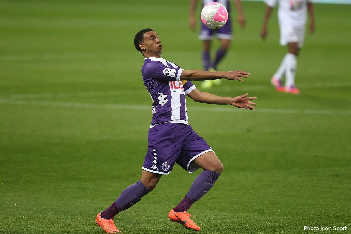 capoue fait de l ombre a m vila du cote d arsenal iconsport blo 200512 44 1436984