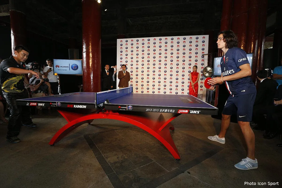 cavani patron de la section ping pong du psg g1a880388653