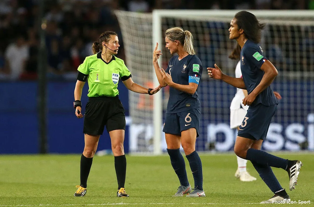 cdm fem pierre menes cherche le pire entre l arbitrage feminin et la var icon 43808602257301