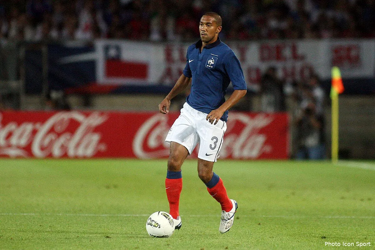 clichy rend un bel hommage a abidal chez les bleus iconsport guy 100811 401 3235521