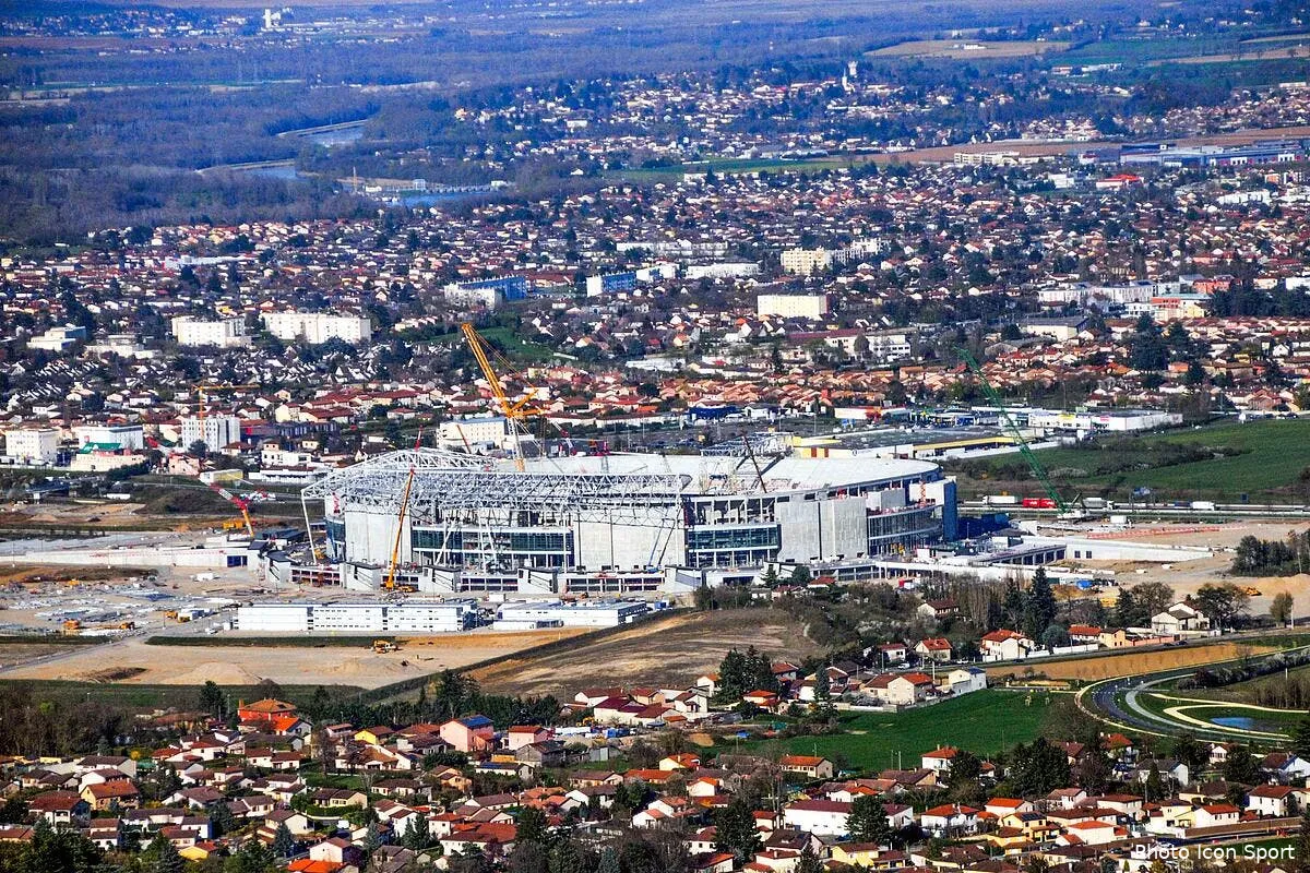 complet le future stade de l ol fait deja recette iconsport jmb 070415 09 01113109