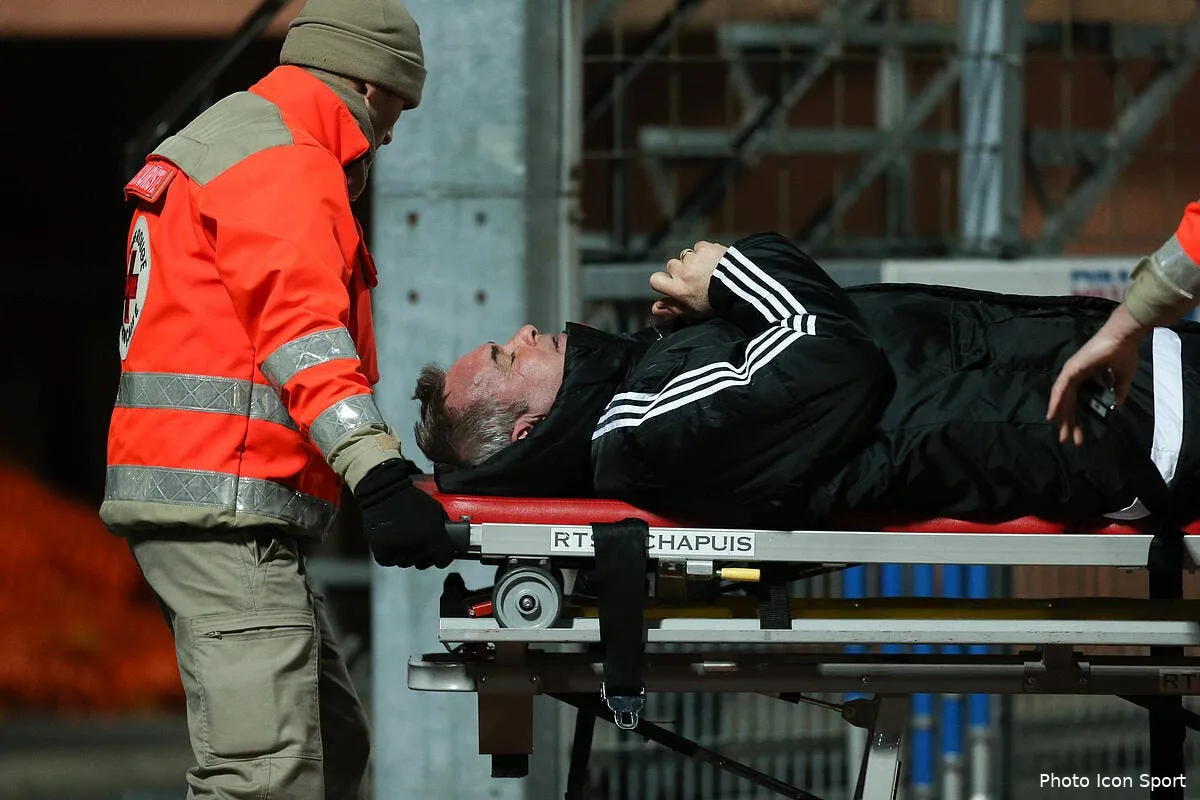 creteil laurent roussey evacue apres un ballon recu dans la figure iconsport muy 260216 01 02134900