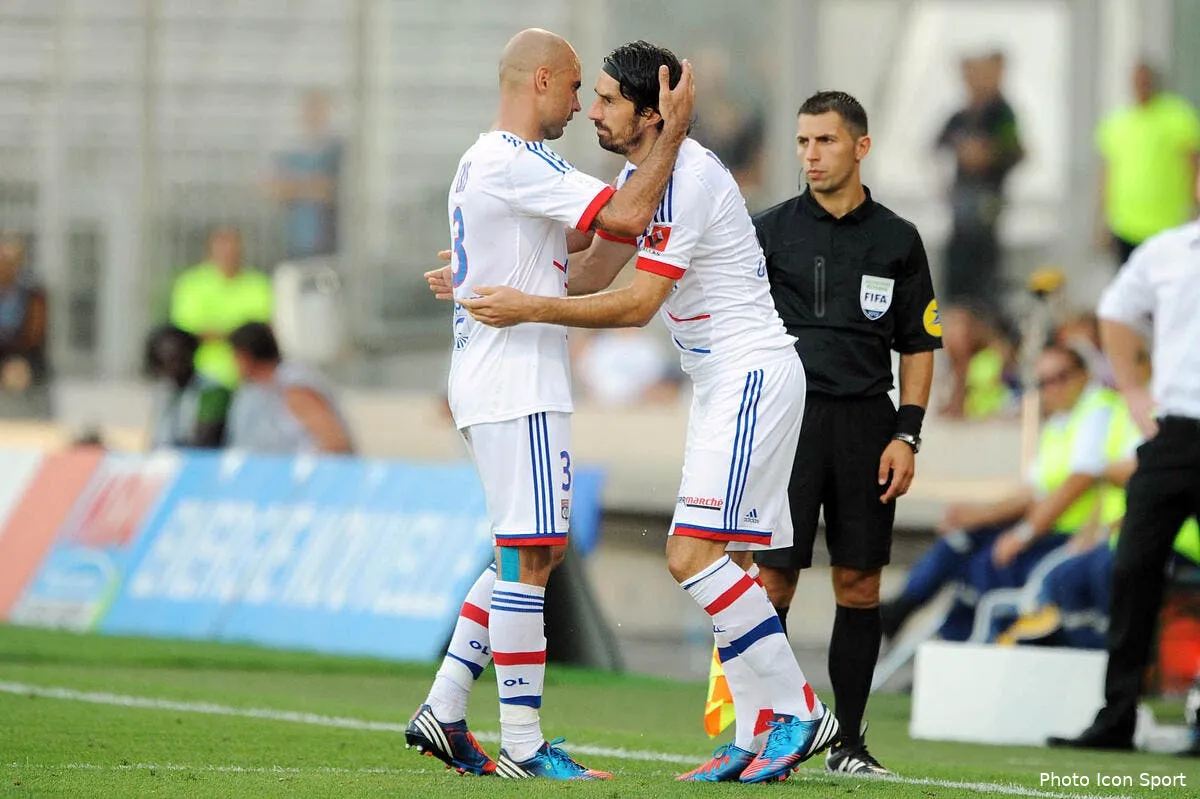 cris et bisevac aident un defenseur de l ol iconsport jpt 180812 04 08103033