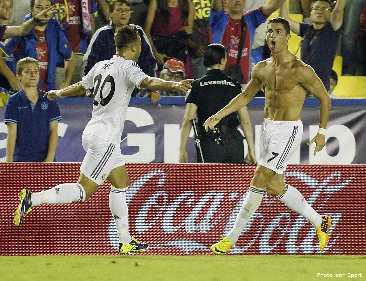 cristiano ronaldo en mode parano met ko sepp blatter iconsport mar 051013 01 0268697