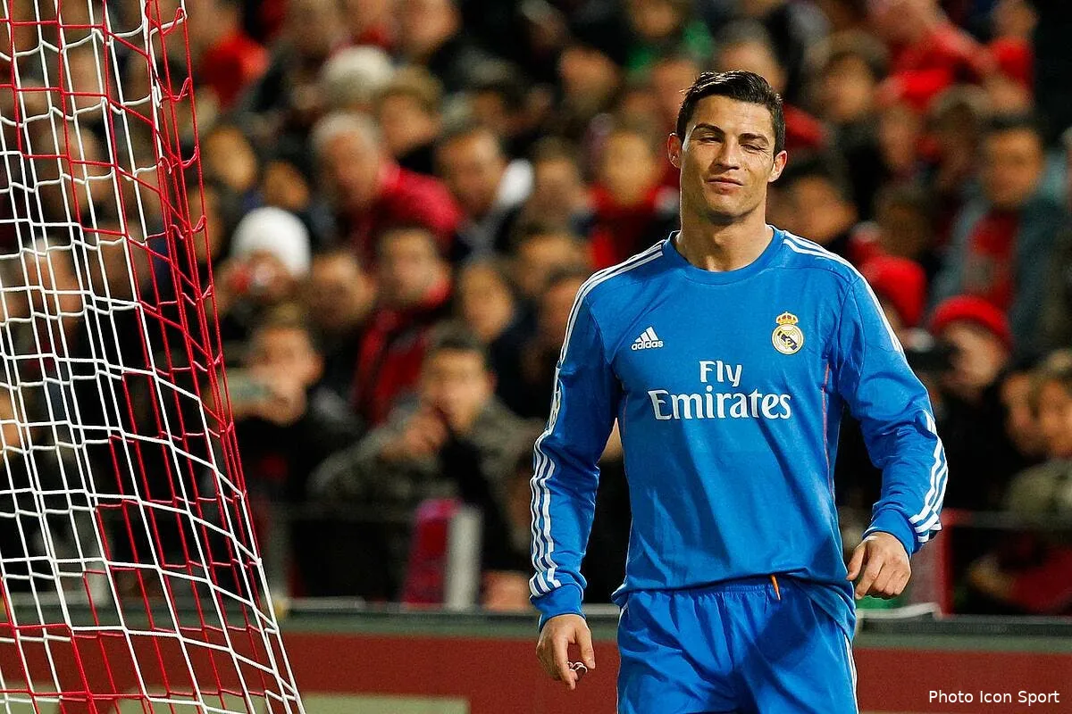 cristiano ronaldo esquive l attaque de platini sur le ballon d or ronaldo 571271