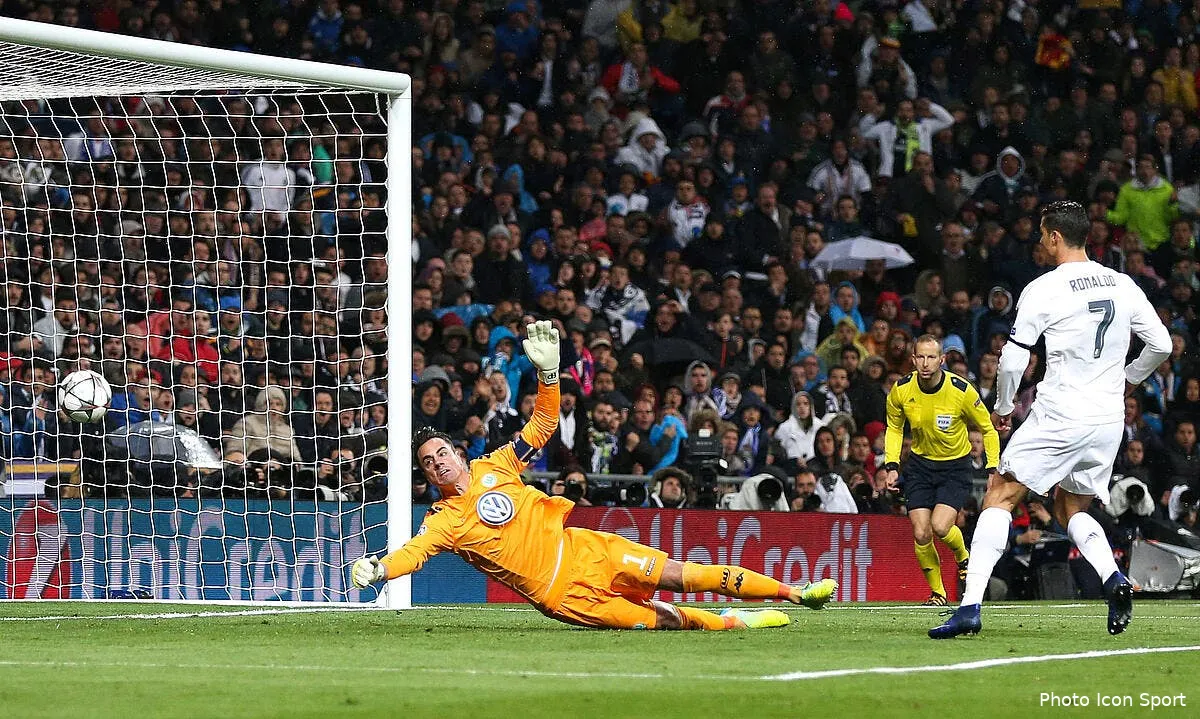 cristiano ronaldo fait craquer le pantalon de zidane iconsport bpi 120416 03 11139614