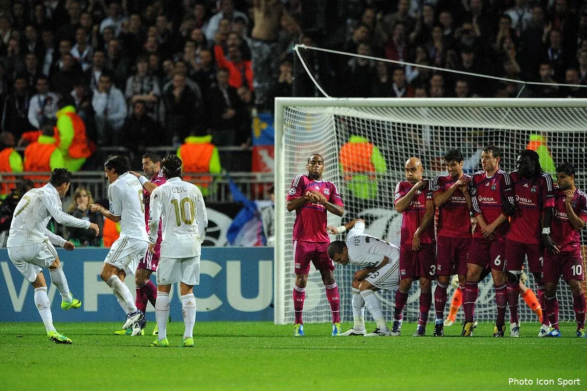 cristiano ronaldo franchit le mur du 100 iconsport jpt 021111 05 0826777