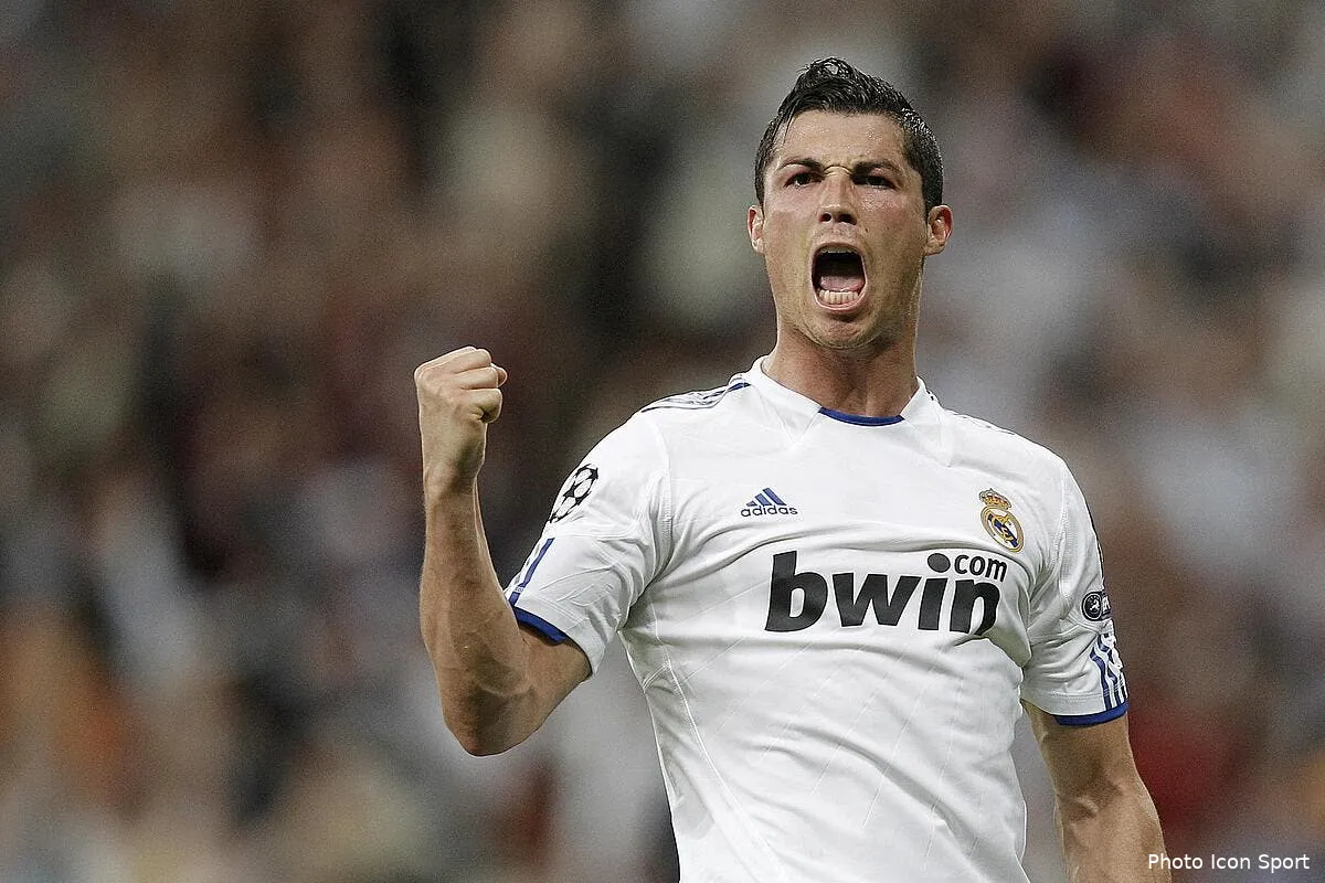 cristiano ronaldo recoit le soulier d or 2011 iconsport alf050411 01 9019912