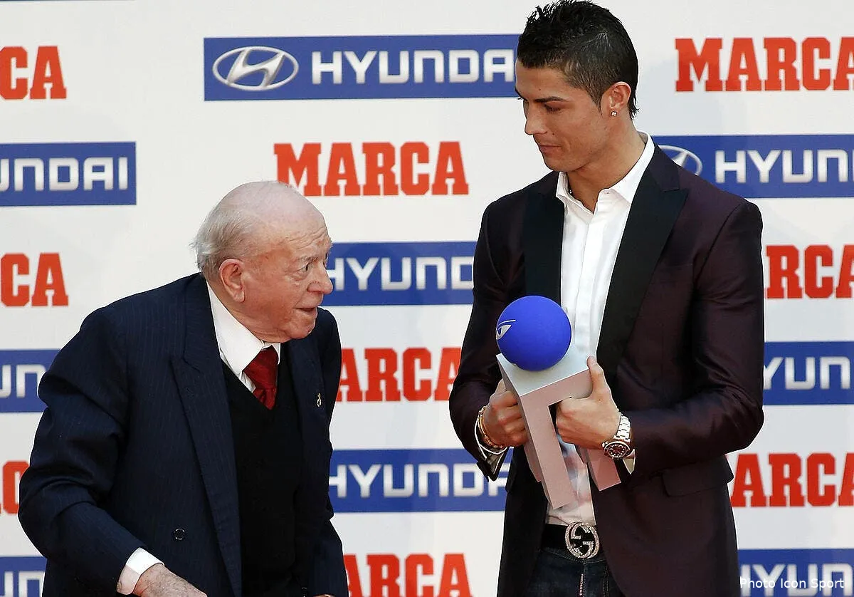 cristiano ronaldo recoit mieux que le ballon d or cr770633
