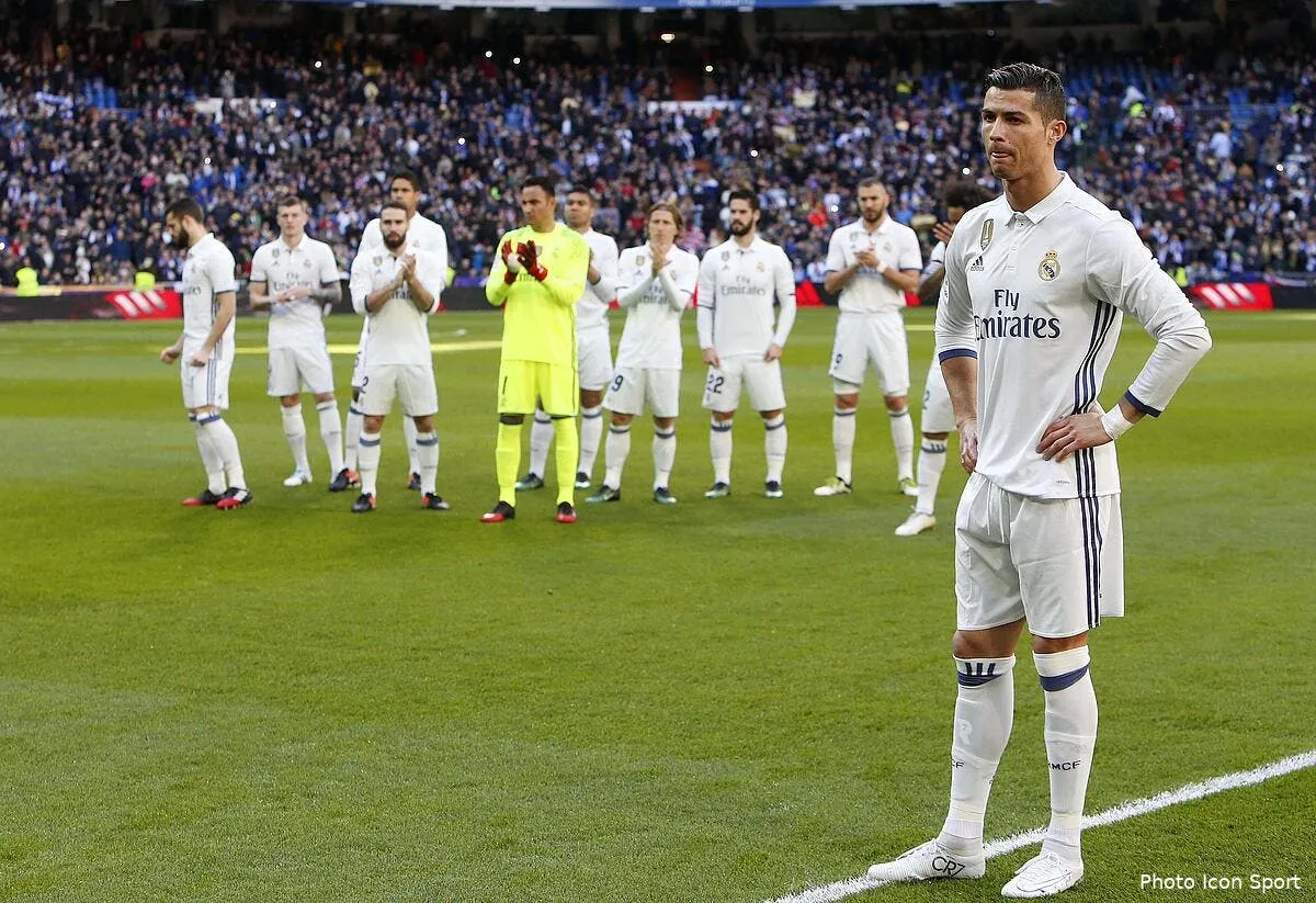 cristiano ronaldo recoit son trophee et a une pensee pour messi iconsport mar 070117 05 18166730