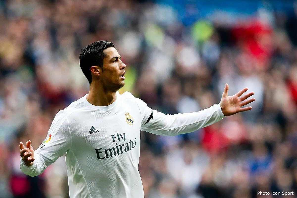 cristiano ronaldo recoit un conseil signe zidane iconsport sfp 170116 08 24132135