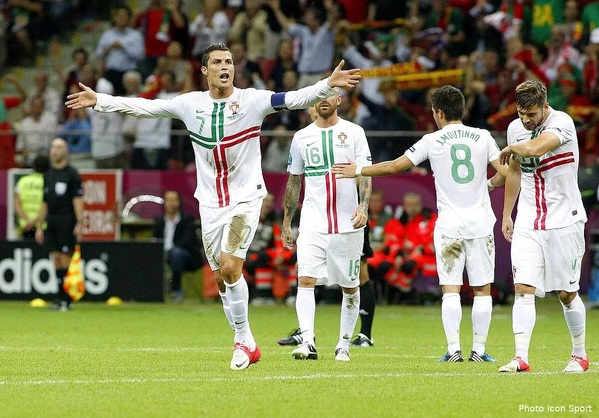 cristiano ronaldo touche du bois et tout le monde est heureux iconsport nwp 210612 05 2136481