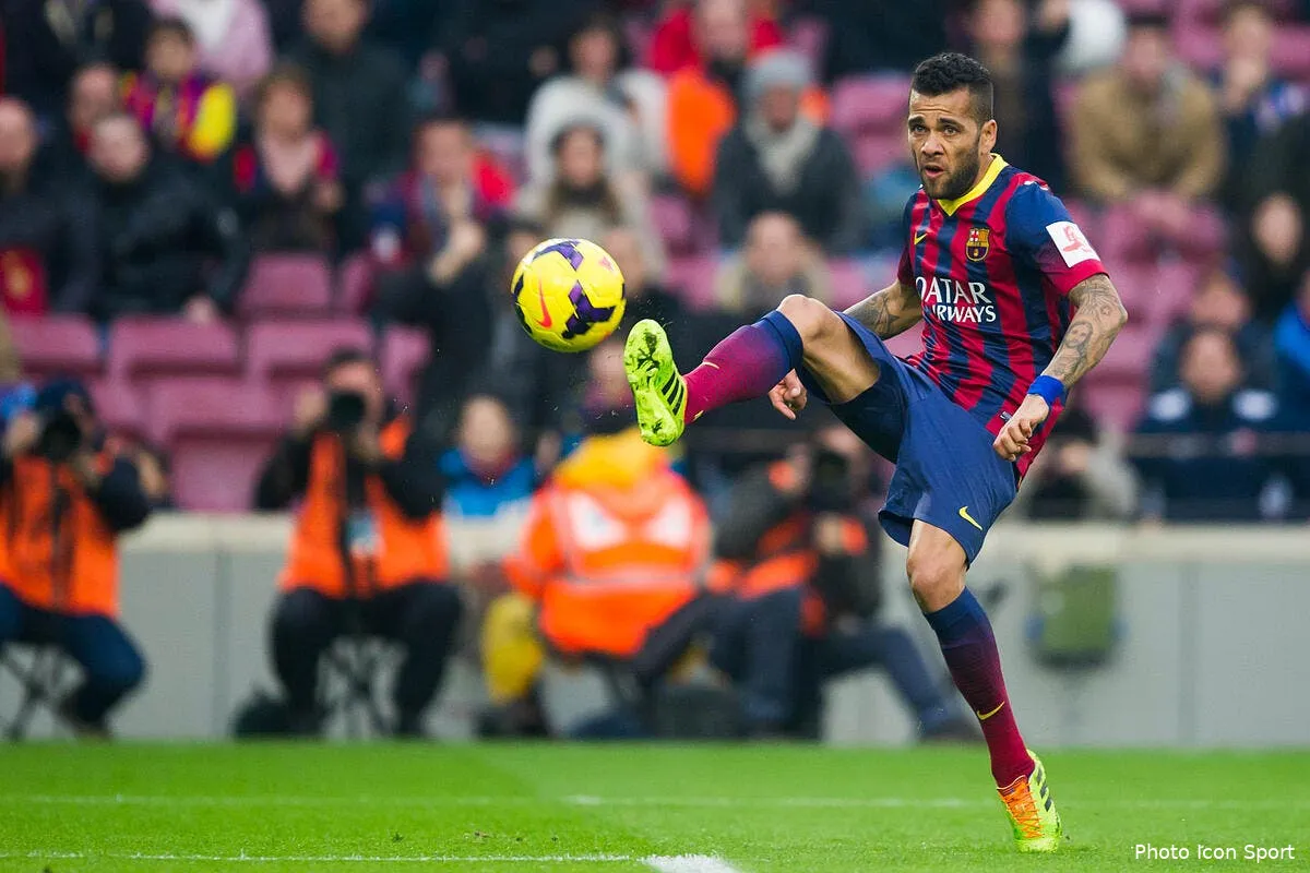 dani alves veut rester au barca mais le psg garde ses chances dani alves87045