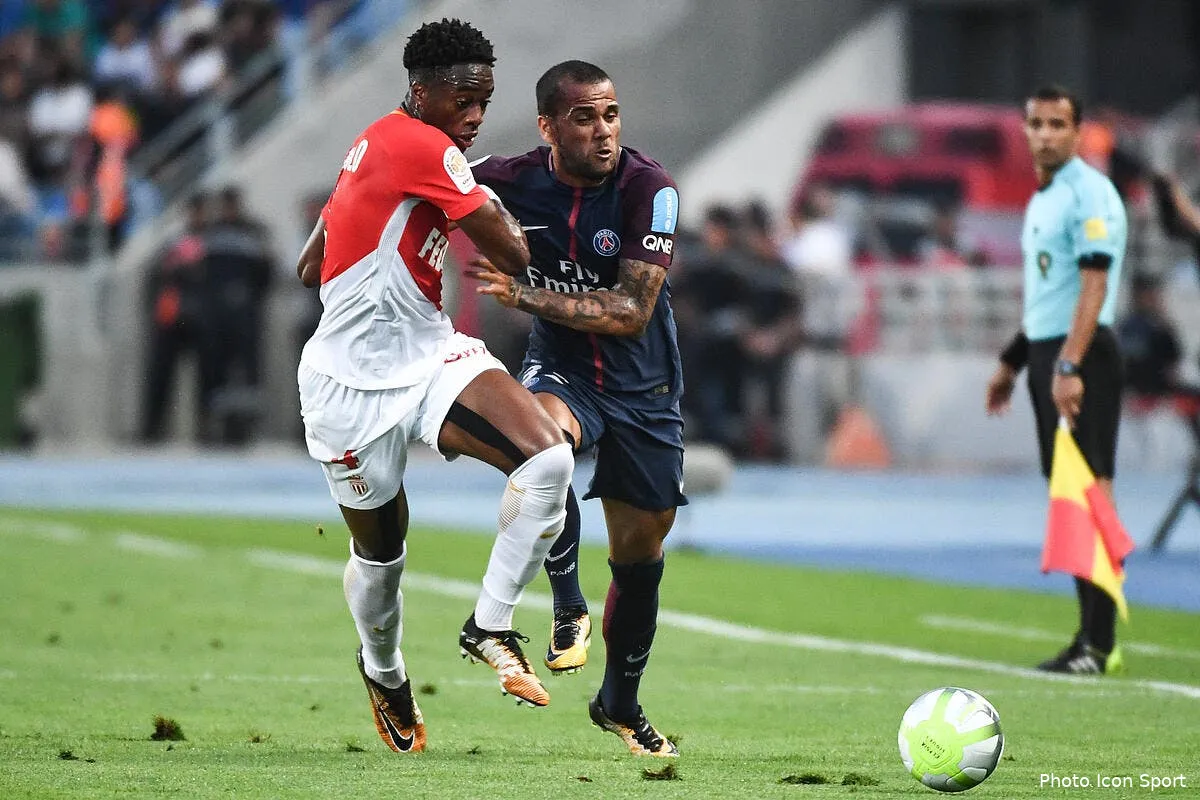 daniel alves elu mvp du trophee des champions iconsport icon dib 290717 10 20187923