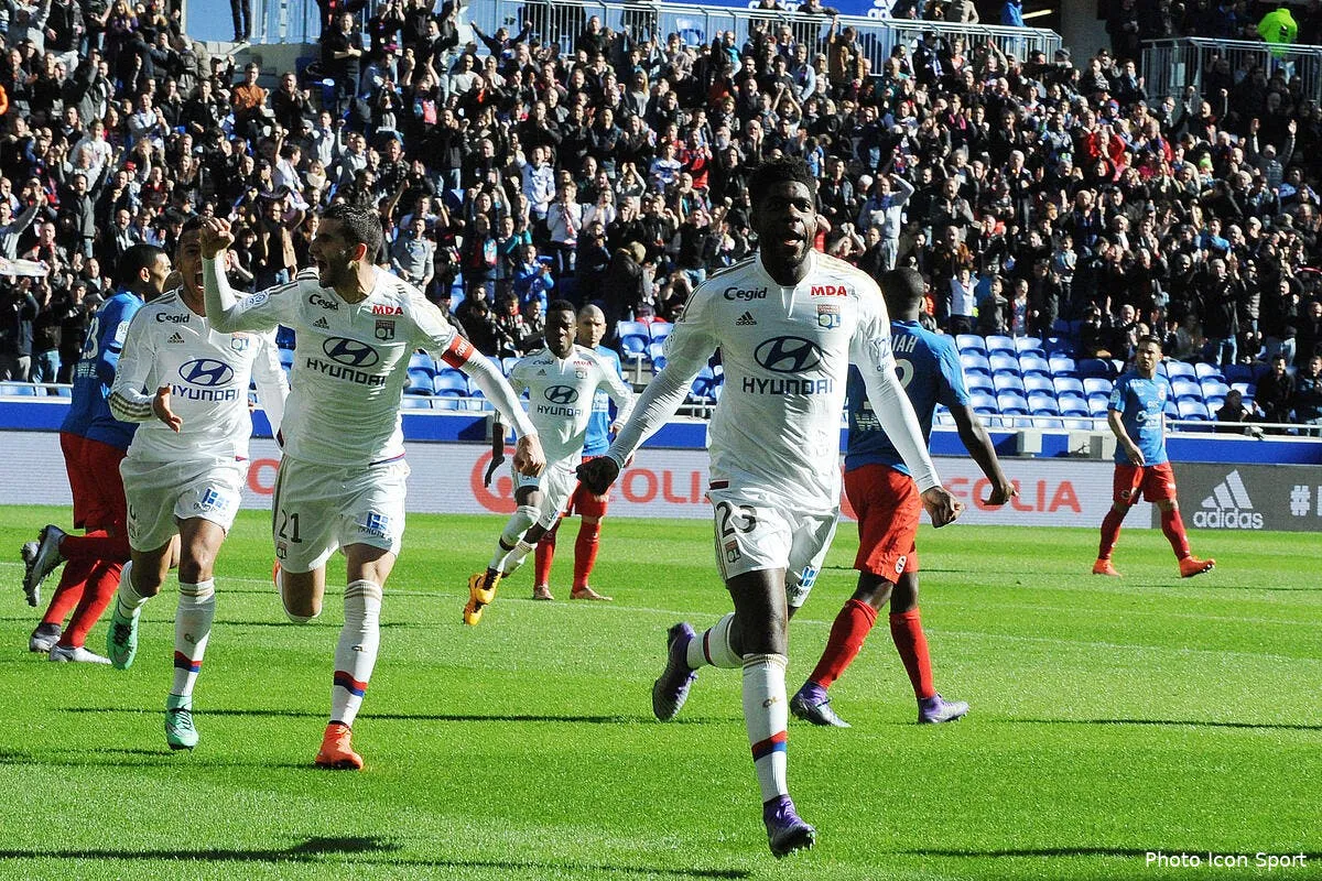 daniel riolo donne la banane aux supporters de l ol iconsport jpt 140216 01 13133636