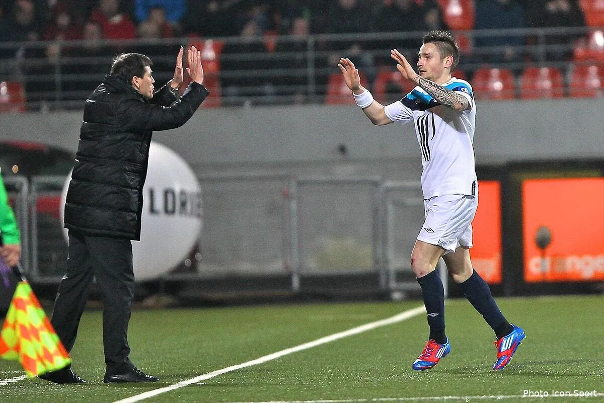 debuchy a ecrase la concurrence chez les bleus iconsport trv 180212 08 1136381