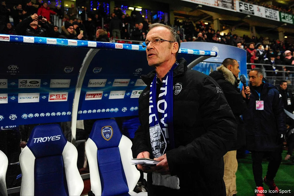 dernier avec 0 victoire furlan est confirme a troyes iconsport win 211115 01 95126871